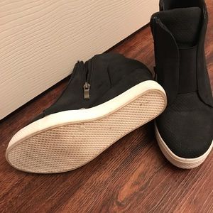 Vici faux suede sneaker - black